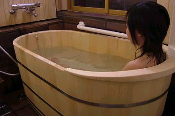 半身浴にピッタリの新スタイルの檜風呂！